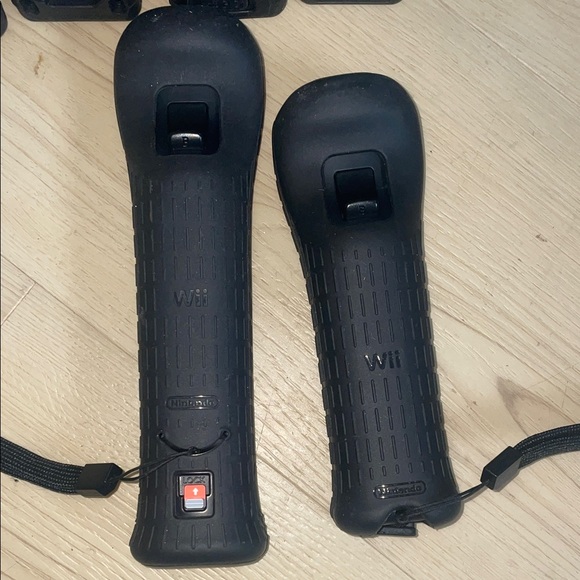 Nintendo Black Wii Remote Controllers with Silicone Sleeve Covers - Picture 5 of 11